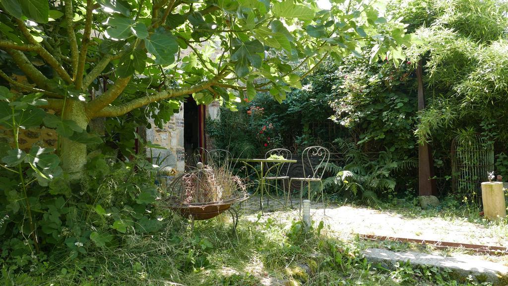 Bed and Breakfast La Cage Aux Oiseaux La Lande-de-Goult Exterior foto