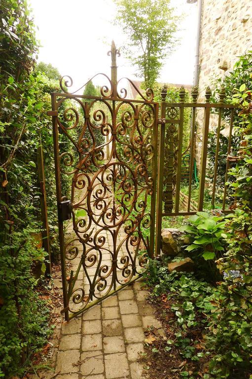 Bed and Breakfast La Cage Aux Oiseaux La Lande-de-Goult Exterior foto