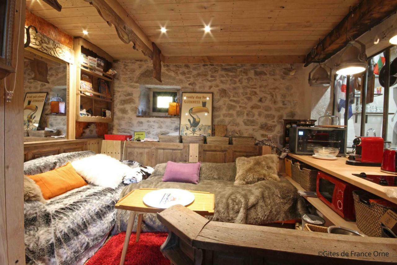 Bed and Breakfast La Cage Aux Oiseaux La Lande-de-Goult Exterior foto